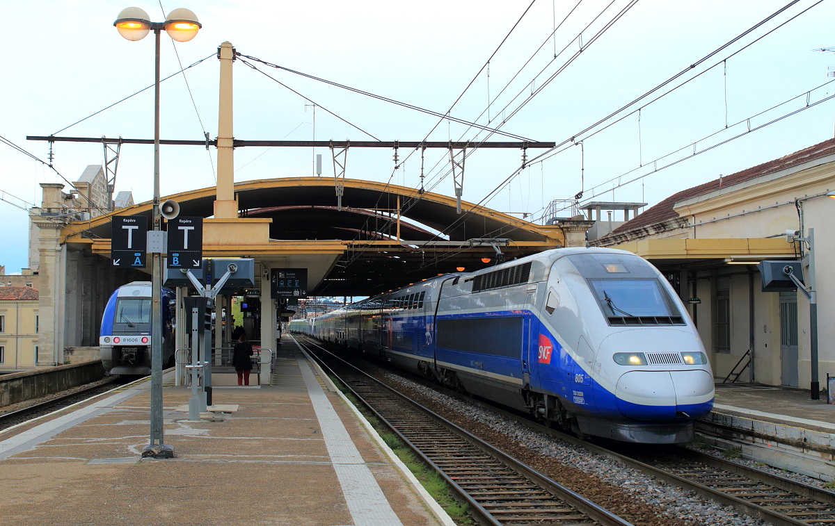 Am Abend des 01.04.2017 fährt der TGV Douplex 31805 in Nimes an. Die Fahrgäste aus Paris kommen heute zwar schneller nach Nimes, doch ihnen entgeht die schöne Fahrt über die Cevennenbahn.