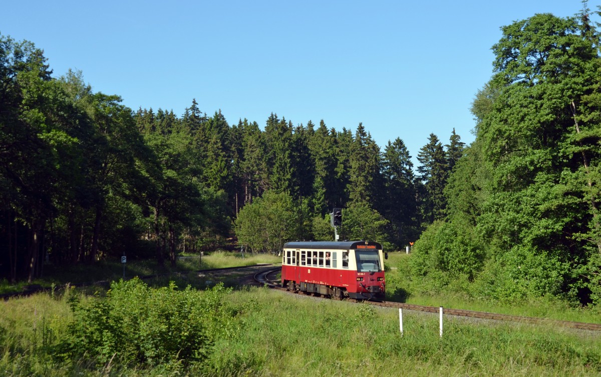 Am Abend des 01.07.15 hat 187 018 den Bahnhof Drei-Annen-Hohne verlassen und macht sich nun auf den Weg zum Zielbahnhof Eisfelder Talmühle. 