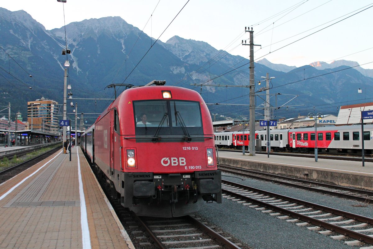 Am Abend des 01.07.2018 stand 1216 013 (E 190 013) mit dem REX 1829 (Innsbruck hbf - Bozen) auf Gleis 41 im Innsbrucker Hauptbahnhof vor der Kulisse der Tiroler Alpen und wartete auf Ausfahrt in Richtung Brenner.
