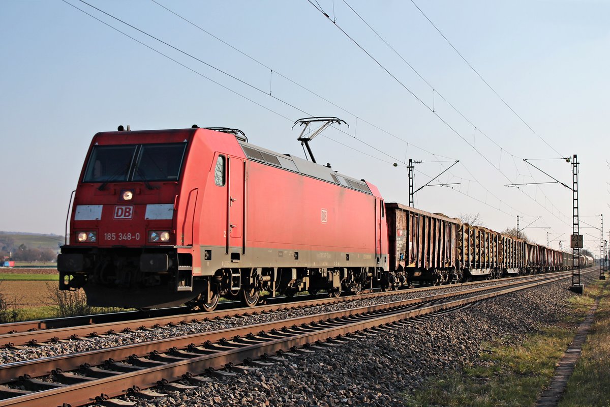 Am Abend des 02.04.2020 fuhr 185 348-0 mit ihrem gemischten Güterzug EZ 51954 (Basel Bad Rbf - Mannheim Rbf) nördlich von Hügelheim über die KBS 702 durchs Markgräflerland in Richtung Buggingen.