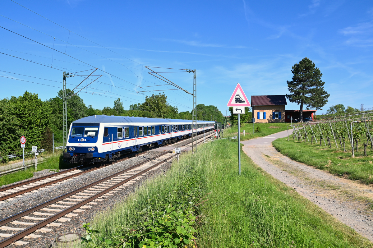 Am Abend des 02.06.2021 ist ein Ersatzzug von TRI auf der Linie RE10 zwischen Lauffen und Nordheim in Richtung Heilbronn unterwegs.