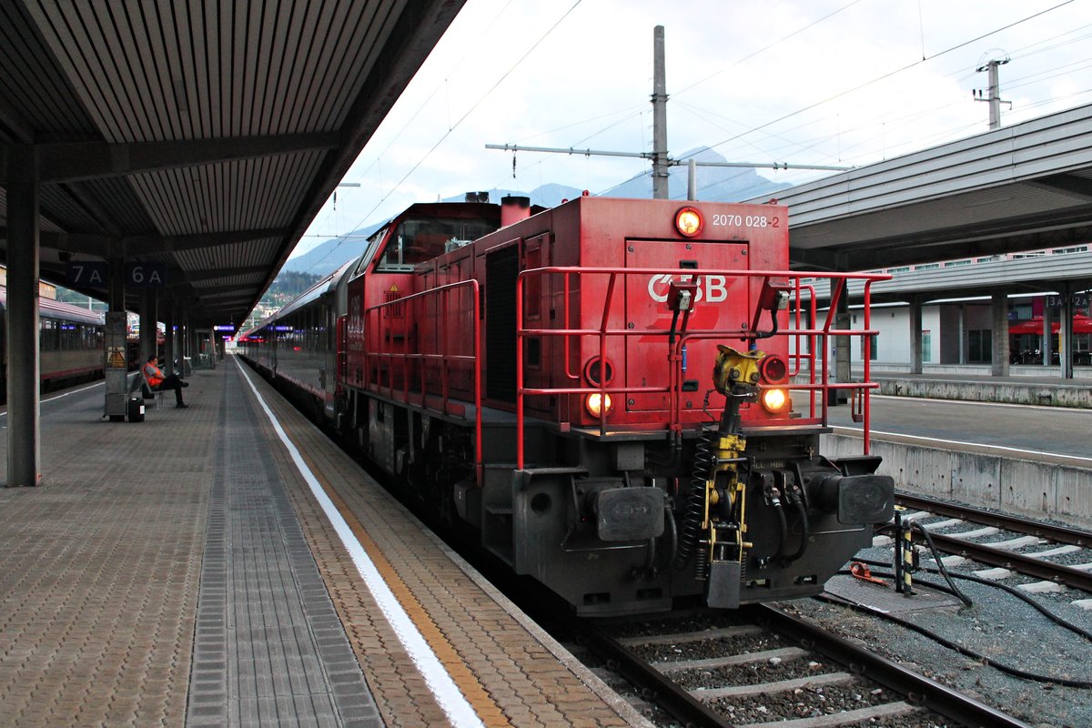 Am Abend des 02.07.2018 stand ÖBB 2070 028 mit einer IC-Garnitur auf Gleis 6 im Innsbrucker Hauptbahnhof und wartete darauf die Wagen aufs Abstellgleis zu bringen.