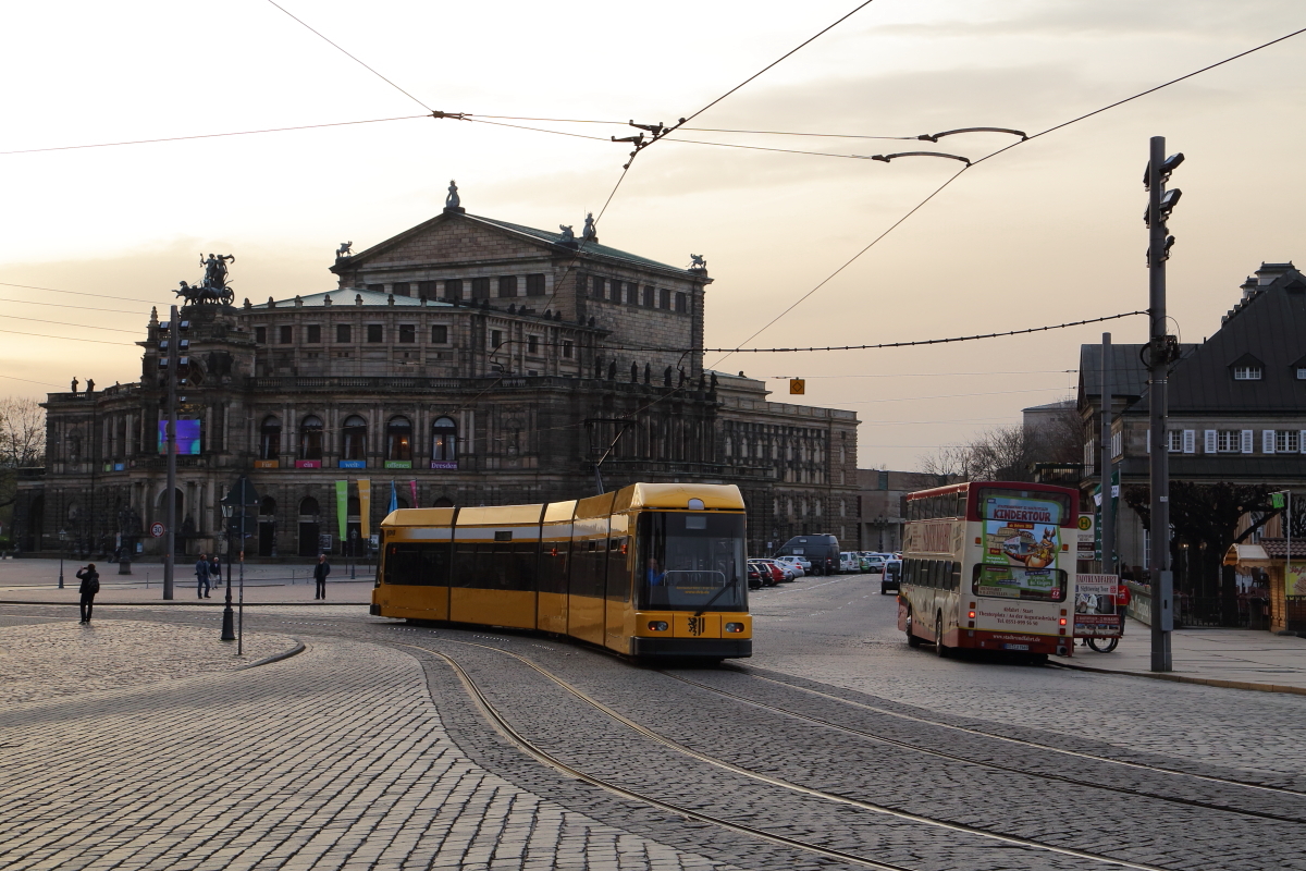Am Abend des 03.04.2016 biegt vor der Kulisse der Semper-Oper ein Dresdner Straßenbahnzug auf den Theaterplatz ein und wird gleich die gleichnamige Haltestelle erreichen.