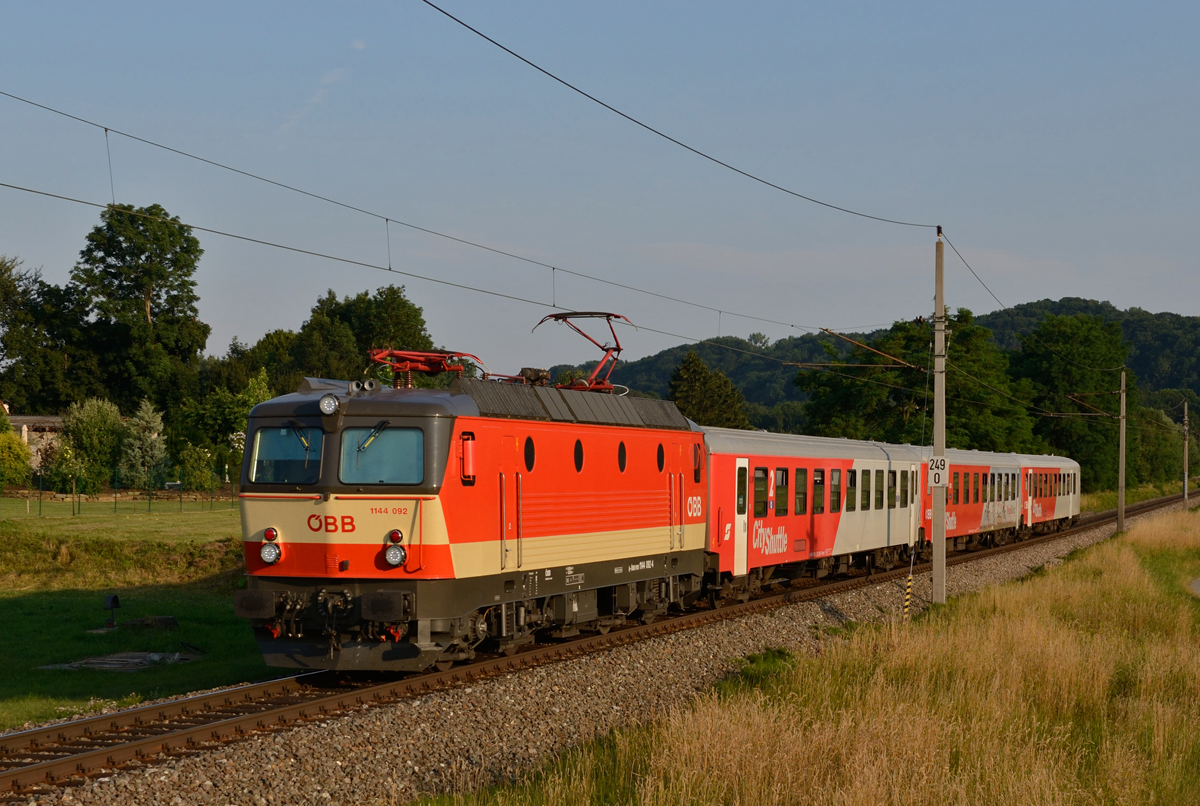 Am Abend des 04. Juli war die 1144 092 mit dem S-Bahnzug 4152 von Spielfeld-Straß nach Graz Hauptbahnhof unterwegs, und wurde von mir im letzten Abendlicht bei Wagna fotografiert.