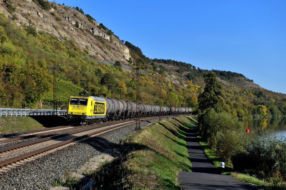 Am Abend des 04. Oktober 2018 konnte ich die 145 089 von RheinCargo mit einem Kesselwagenzug bei Gambach im Maintal aufnehmen. Die Lok irritiert durch einen - angeblich bewußt gemachten - Rechtschreibfehler.