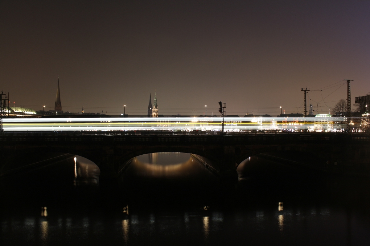 Am Abend des 04.04.2019 überquert ein neuer Twindexx Vario als RE nach Kiel die Lombardsbrücke am Jungfernstieg.