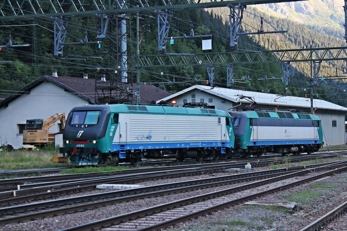 Am Abend des 04.07.2018 rangierte E 412 015 zusammen mit E 405.027 durch den Bahnhof von Brennero zu einem KLV, den zuvor die 1116 127 mit der 1116 278 gebracht hatten.