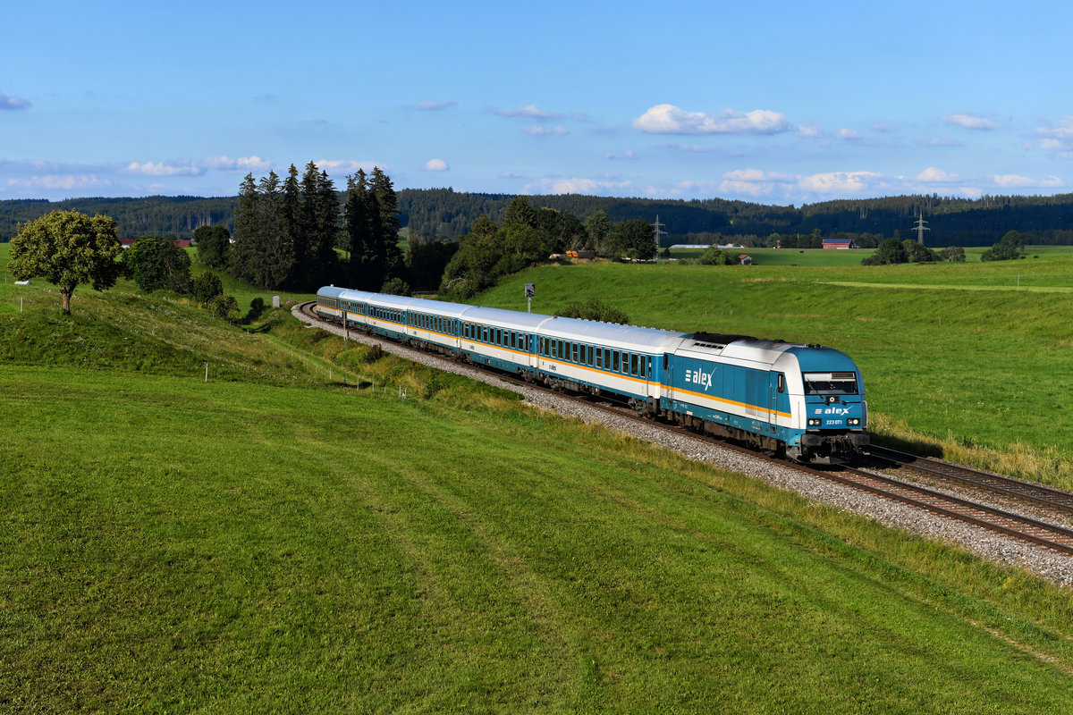 Am Abend des 05. August 2020 konnte ich den von der 223 071 geführten ALX 84114 auf seiner Fahrt nach Hergatz bei Görwangs im Ostallgäu aufnehmen. Aktuell noch Alltag, ab kommenden Fahrplanwechsel sind die Alex-Züge jedoch Geschichte auf der Allgäubahn. 
