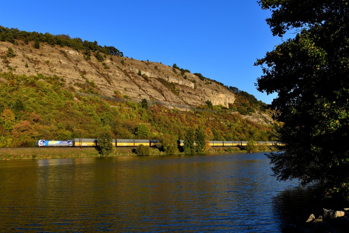 Am Abend des 05. Oktober 2018 konnte ich zum zweiten Mal die an die Rurtalbahn vermieteten Railpool 193 824 im Maintal aufnehmen, diesmal vor dem DGS 52706 von Regensburg Ost nach Imsumer Deich. Die Lok hatte erst wenige Tage zuvor eine neue Seitenbeklebung erhalten und hört nun auf den Namen Düren. Dort hat die RTB ihren Firmensitz. Beinahe hätte es einen Gegenzug-Schaden bei der Aufnahme gegeben. Dies konnte durch früheres Auslösen als geplant kompensiert werden.  