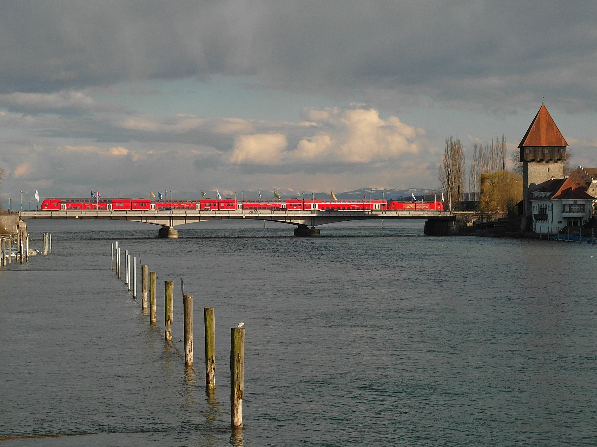 Am Abend des 05.04.2015 boten mintlich wechselnde und unterschiedlich angestrahlte Wolkenformationen einen interessanten Hintergrund fr Bilder. Da bot es sich an, den von Karlsruhe kommenden IRE 4731 auf der Rheinbrcke, kurz vor der Einfahrt in seinen Ziel- und Endbahnhof Konstanz, mit ins Bild zu nehmen.