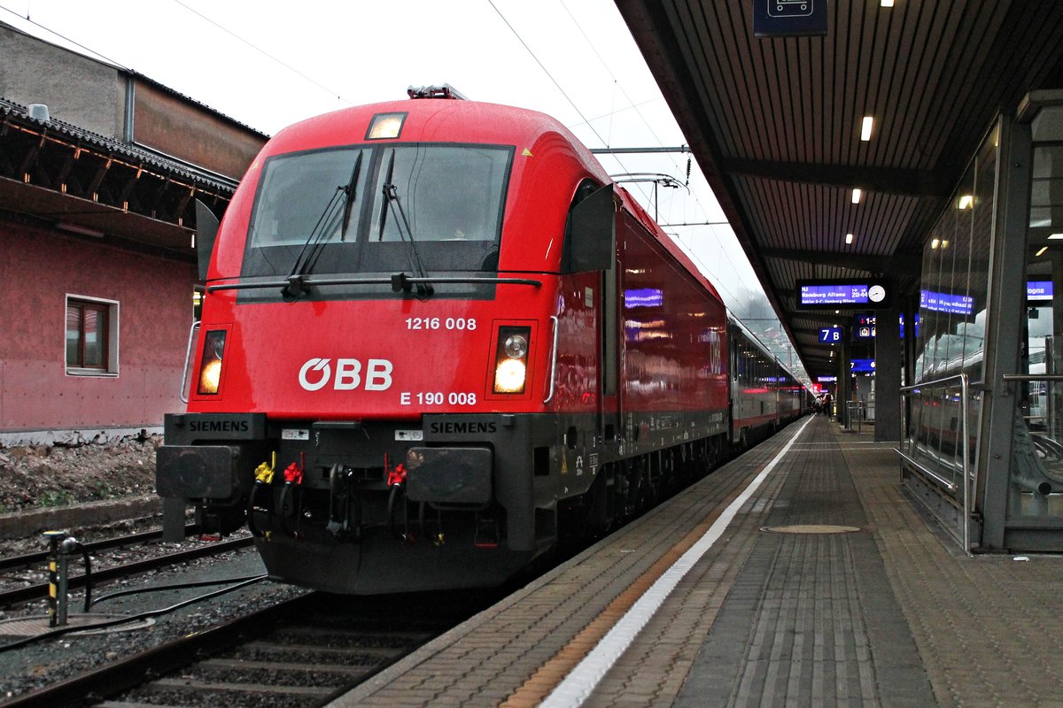 Am Abend des 05.07.2018 stand die erst kurz zuvor revidierte 1216 008 (E 190 008)  REV: Lz/27.06.18  mit dem NJ 420/40420 (Innsbruck Hbf - Düsseldorf Hbf/Hamburg Altona) und den zwei Ersatzwagen für den EC 82 an der Zugspitze im Startbahnhof und wartete auf die Ausfahrt in Richtung Wörgl.