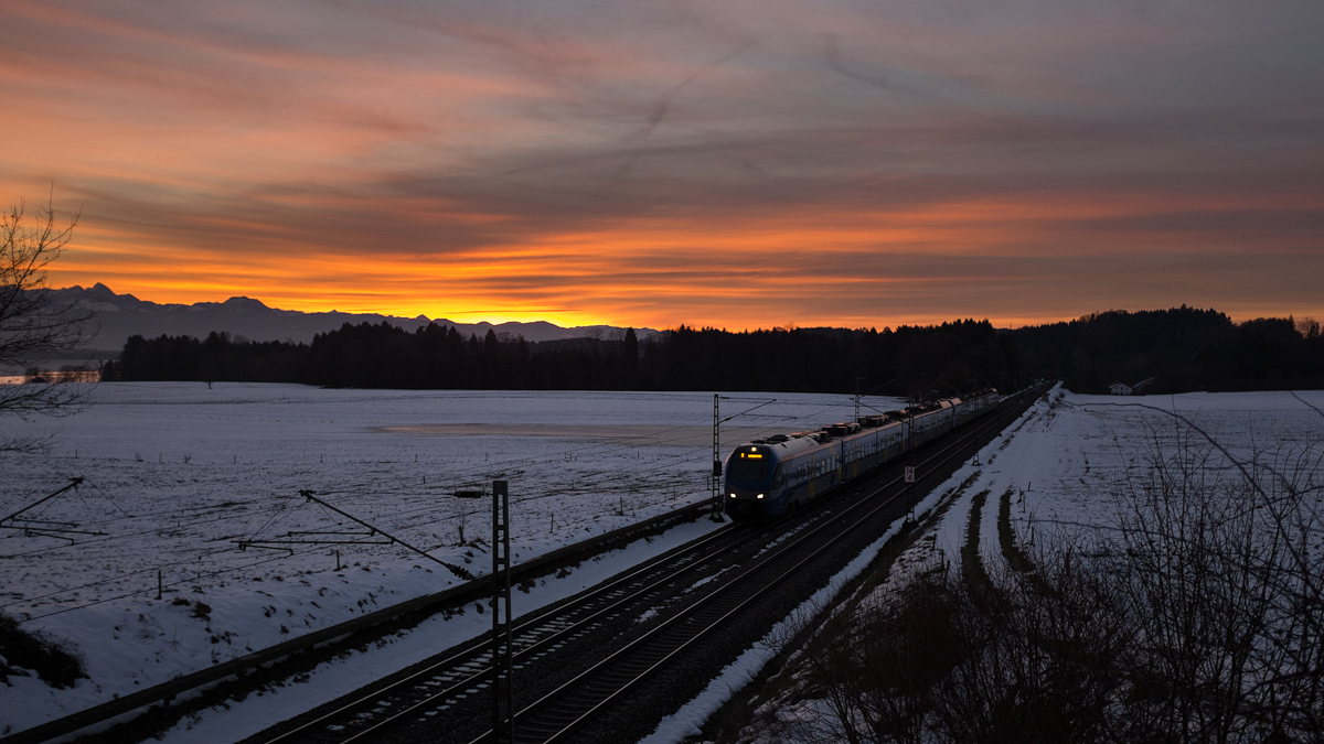 Am Abend des 06.01.2015 fährt dieser Merian ET bei Krottenmühl in Richtung Bad Endorf.