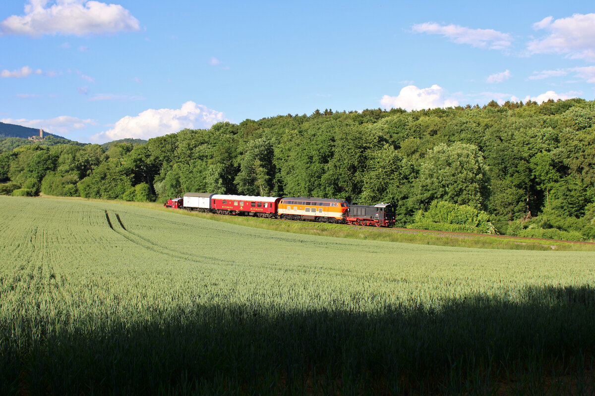 Am Abend des 06.06.2022 überführt 236 406-5 der HEF die NeSA 218 117, zwei Wagen und eine Köf vom Bahnhofsfest in Königstein zurück in Richtung Frankfurt, hier zwischen Schneidhain und Kelkheim.