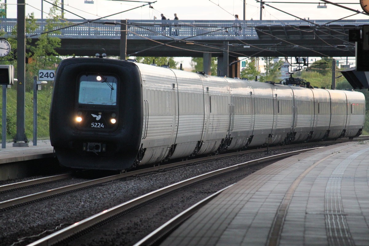 Am Abend des 06.07.2017 durchfahren zwei IC3- und eine IR4-Garnitur den Bahnhof Öresdtad in Richtung Kopenhagen Flughafen.