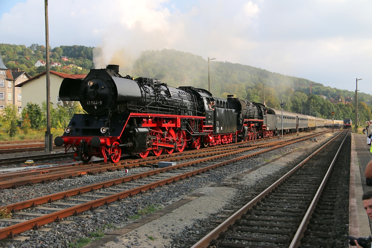 Am Abend des 06.09.2014 machen sich 41 1144-9 und 44 1486-8 mit ihrem verlängertem Rheingold-Zug im Bahnhof Meiningen schon wieder Bereit zur Abfahrt zurück Richtung Hamburg.