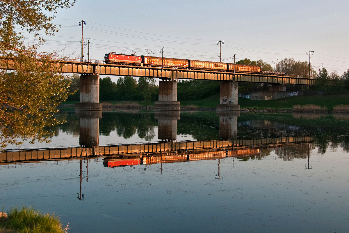 Am Abend des 07.04.2014 konnte die BR 1144 mit einem Güterzug beim Überqueren der neuen Donau in Wien fotografisch festgehalten werden.