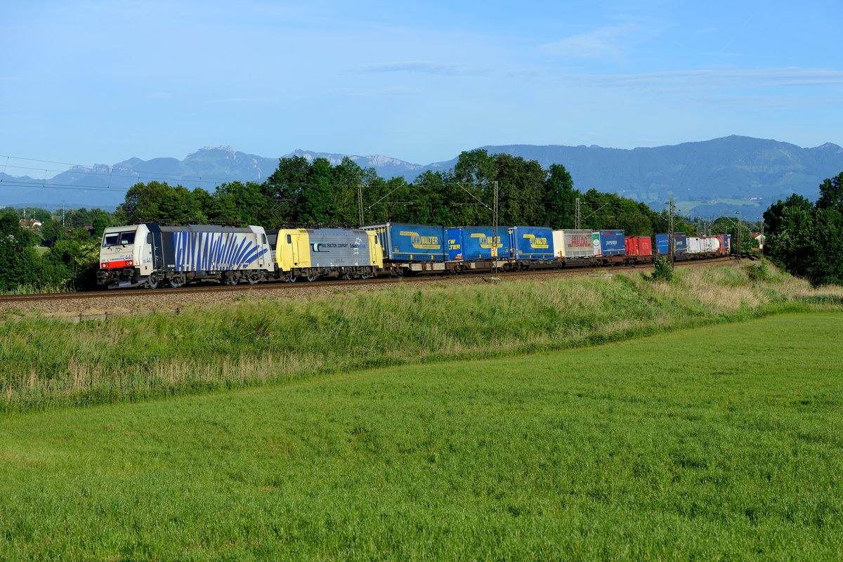 Am Abend des 08. Juni 2016 konnten 186 441 und 189 902 mit dem DGS 43126 von Verona Q.E. nach München Ost Rbf bei Rann mit Blick auf die Kampenwand und den Maibaum von Großkarolinenfeld fotografiert werden.