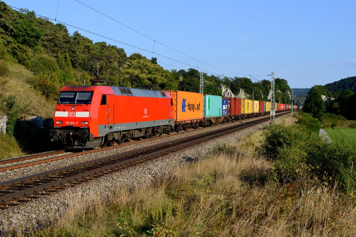 Am Abend des 08. September 2016 konnte 152 013 mit einem gut ausgelasteten Containerzug bei Hagenacker im Altmühltal fotografiert werden. Es handelte sich dabei um den KT 50062 von München Riem nach Köln Eifeltor.
