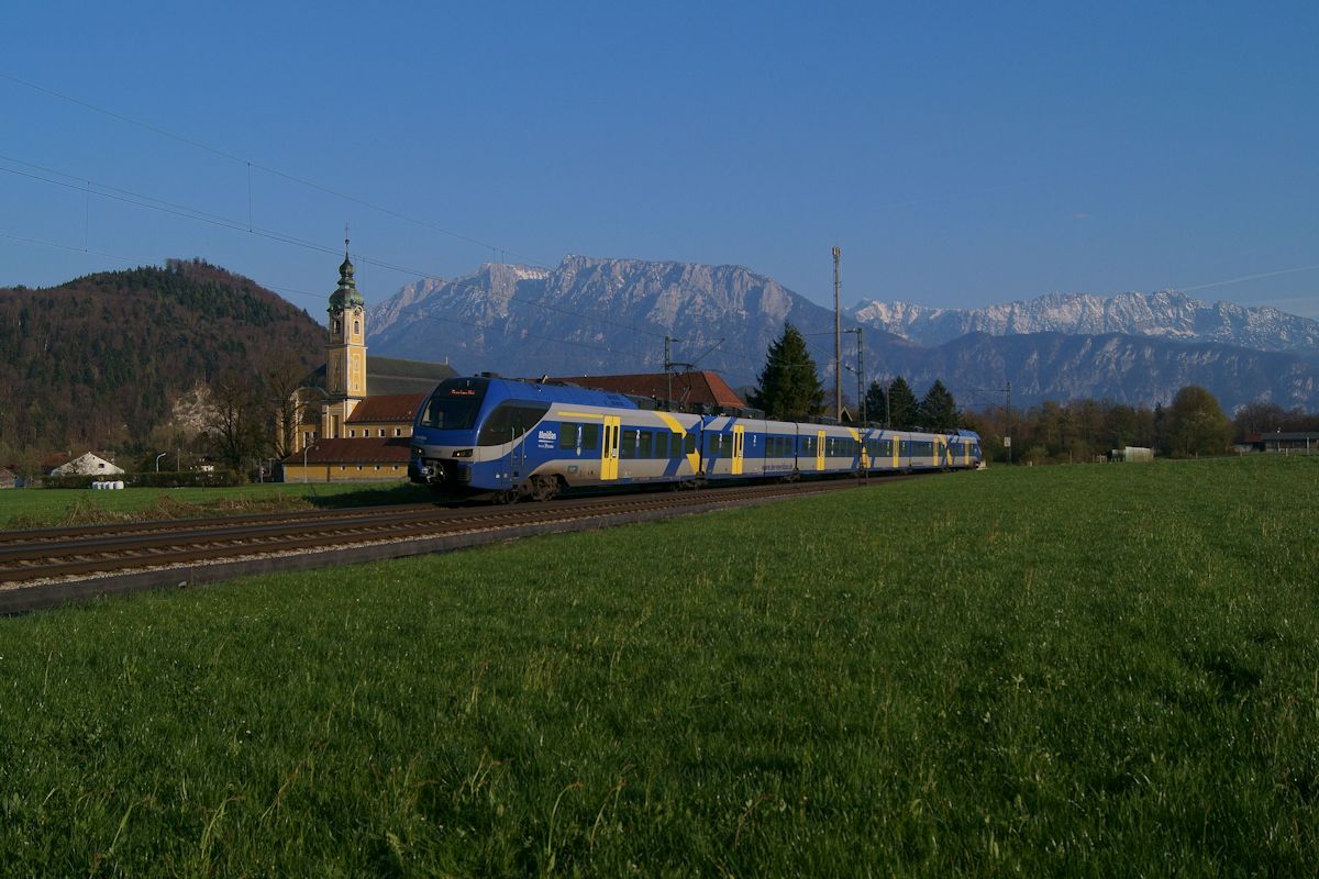 Am Abend des 08.04.2017 passierte Meridian ET 320 als M79086 auf dem Weg von Kufstein nach München vor der Kulisse des Kaisergebirges das Kloster Reisach in Oberaudorf.