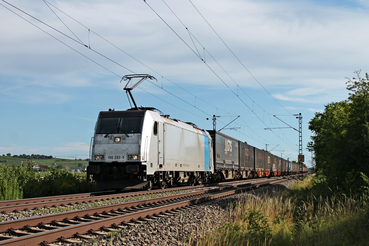 Am Abend des 08.07.2020 fuhr Rpool/XRAIL 186 292-9 mit dem   GTS -Containerzug DGS 40046 (Piacenza - Zeebrugge-Ramskapelle) zwischen Hügelheim und Buggingen durchs Rheintal in Richtung Norden.