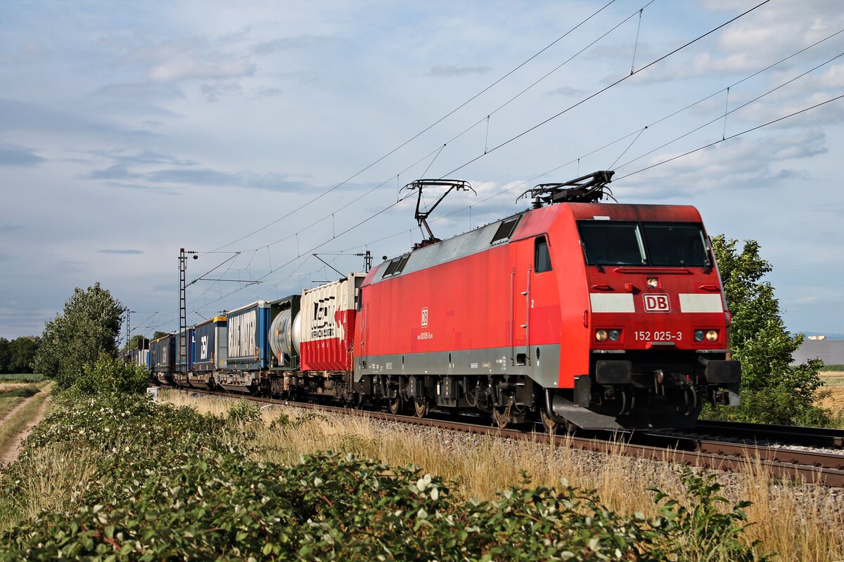 Am Abend des 08.07.2020 fuhr 152 025-3 mit dem KT 40009 (Taulov - Gallarate) südlich von Buggingen über die Rheintalbahn in Richtung Müllheim (Baden). Die 152 025-3 bespannte den KLV von Maschen bis nach Basel SBB RB und befand sich zum Zeitpunkt der Aufnahme nur noch wenige Kilometer bis zum Ziel.