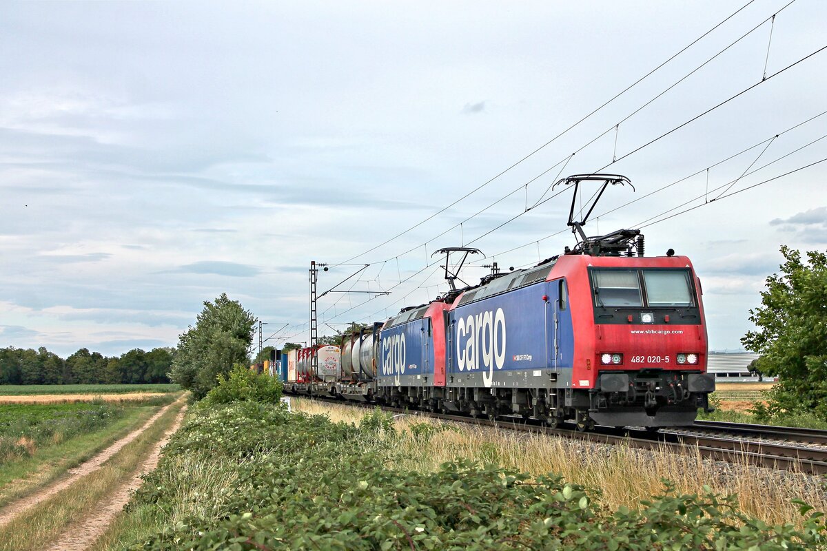 Am Abend des 08.07.2020 fuhr Re 482 020-5 zusammen mit Re 482 008-0  Ökotrans  und einem Containerzug südlich von Buggingen über die KBS 702 (Rheintalbahn) in Richtung Müllheim (Baden).