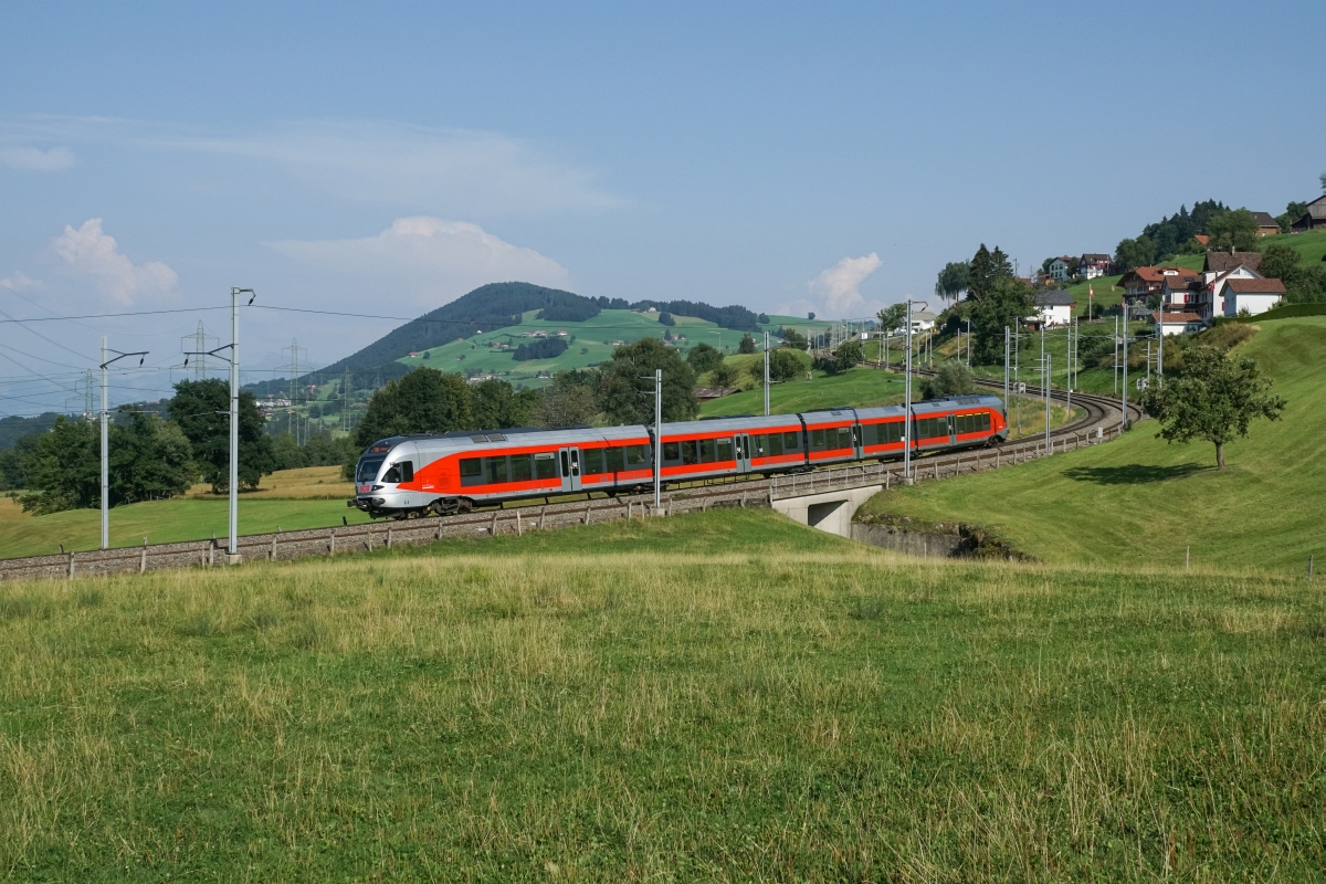 Am Abend des 08.08.2015 nähert sich der RABe 526 052-6 als S13 nach Wädenswil Samstagern.
