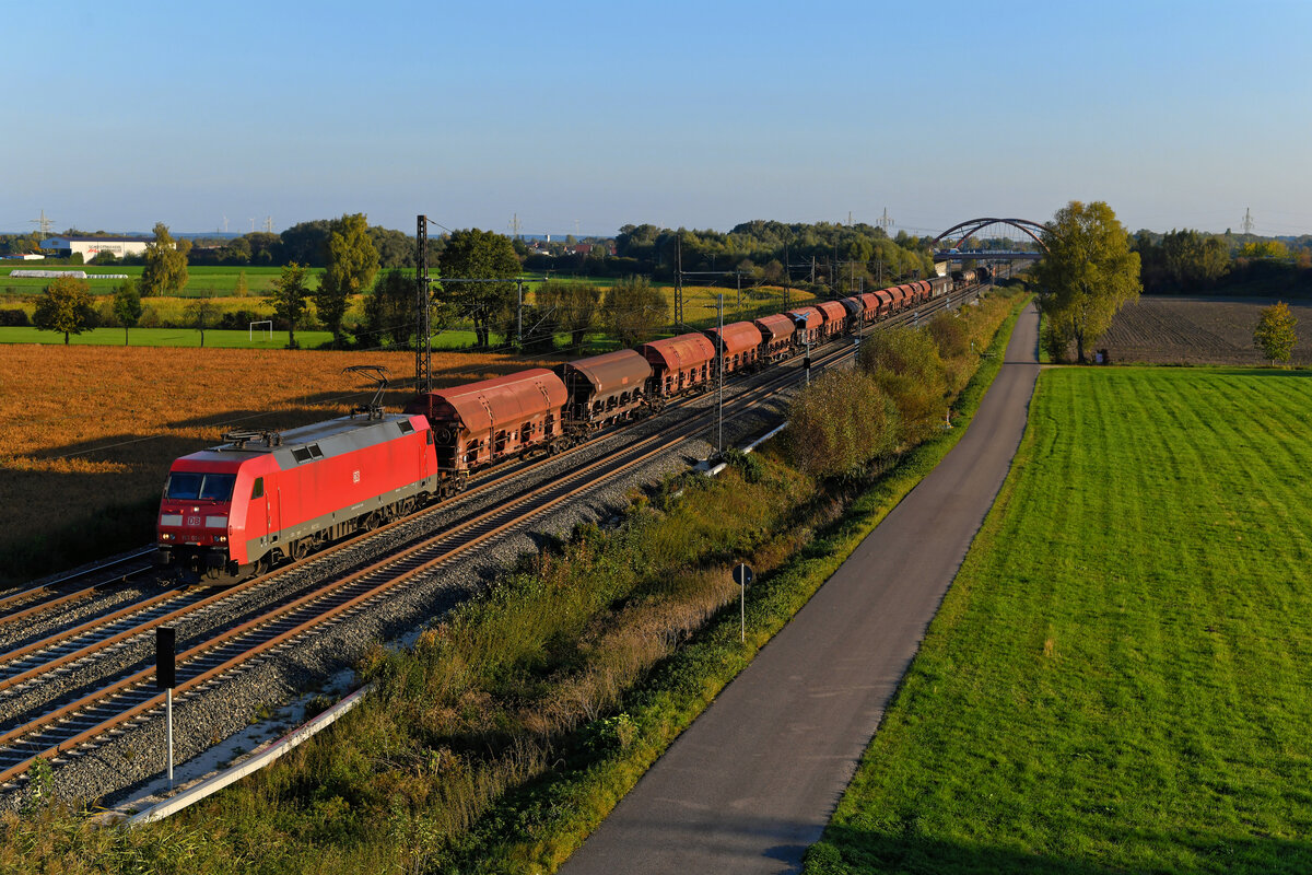 Am Abend des 09. Oktober 2021 konnte ich die 152 014 mit einem gemischten Güterzug aus München Nord kommend kurz vor Donauwörth aufnehmen. Man beachte die zahlreichen Waggons der Gattung Tads hinter der Lok. 