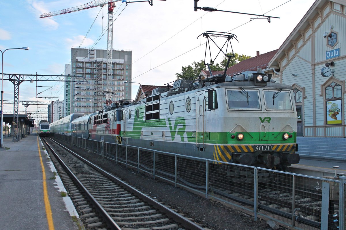 Am Abend des 09.07.2019 stand Sr1 3070 zusammen mit Sr1 3019 und dem IC 65 (Helsinki - Oulu) auf Gleis 1 im Endbahnhof. Später werden die zwei alten Damen ihren Zug dann zurück in die Abstellung schieben.
