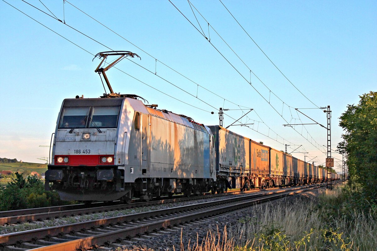 Am Abend des 09.07.2020 fuhr Rpool/LINEAS 186 453 mit dem DGS 40076 (Novara Boschetto - Genk Haven) nördlich von Hügelheim über die KBS 702 in Richtung Buggingen.