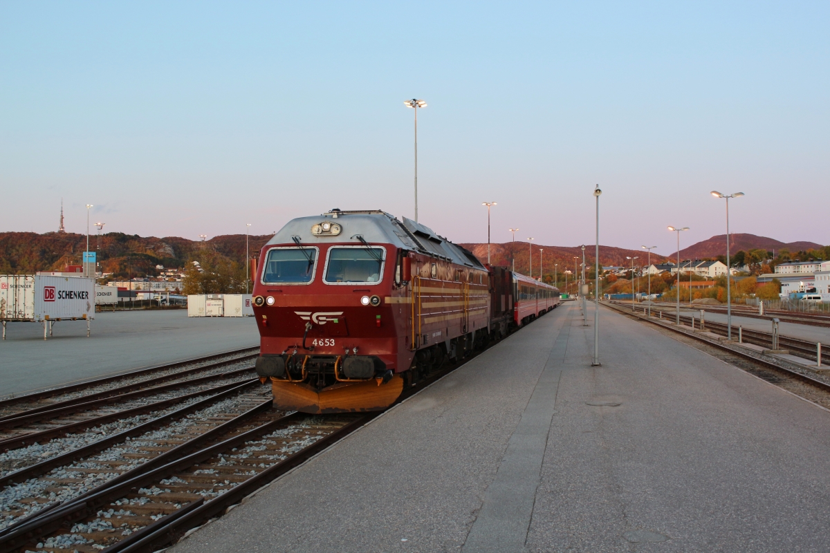 Am Abend des 09.10.2019 rangiert Di4 Nr. 4353 mit ihrem Zug im Bahnhof von Bodø. Kurz zuvor ist sie mit dem Tagzug aus Trondheim gekommen. 