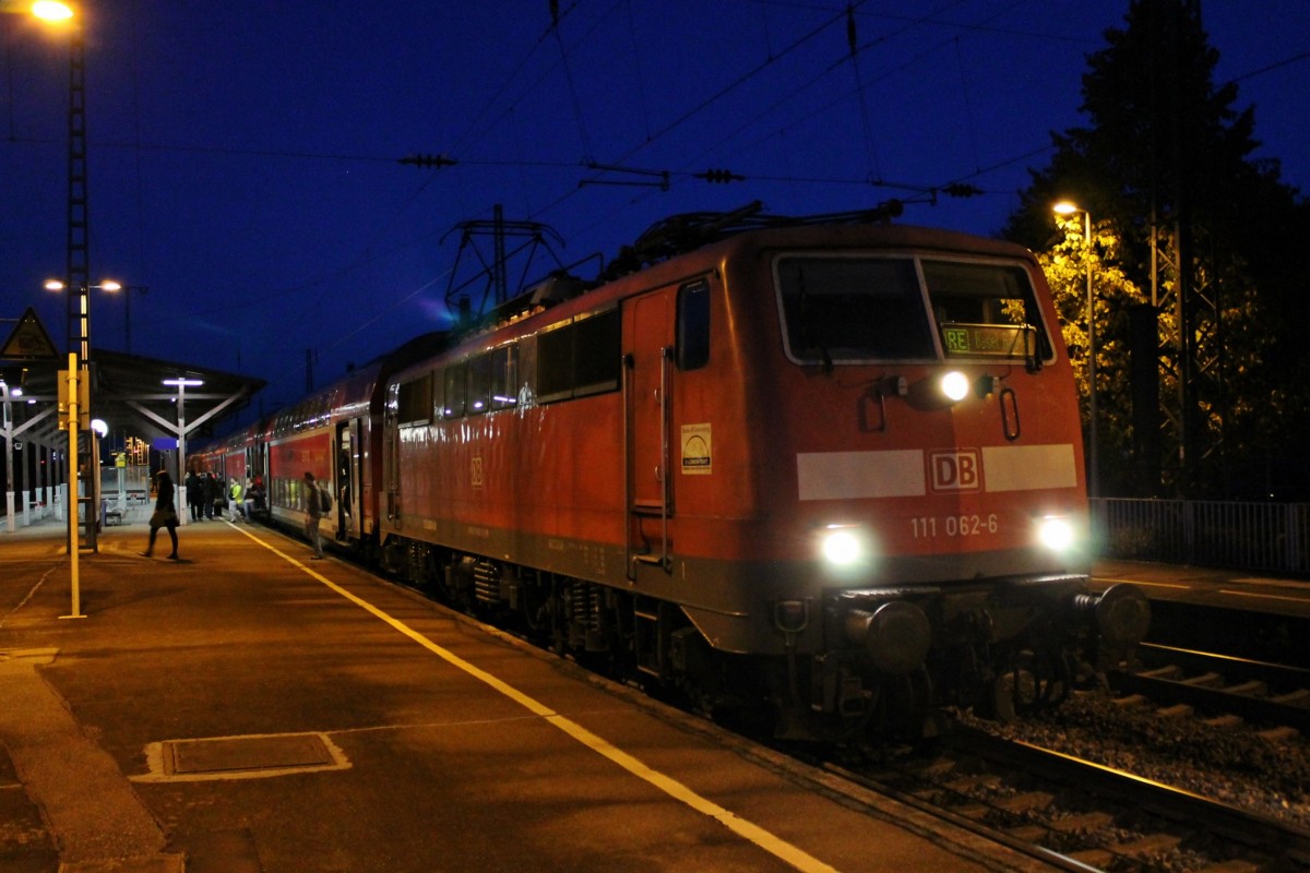 Am Abend des 09.11.2013 stand 111 062-6  Neuenburg (Baden)  auerplanmig fr eine Freiburger 146 Erstazweise mit RE 5345 (Offenburg - Weil am Rhein) in Mllheim (Baden) mit +5 Min. und wartet auf die Abfahrt gen Basel.