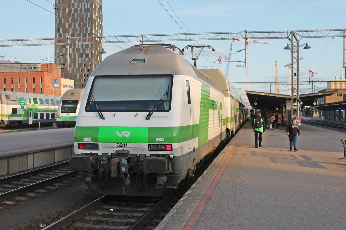 Am Abend des 10.07.2019 stand Sr2 3211 mit ihrem IC 149 (Helsinki - Jyväskylä) auf Gleis 3 im Bahnhof von Tampere, wo sie kurz zuvor erst ankam. Nachdem Kopf machen ging es später dann weiter in Richtung Zielbahnhof.
