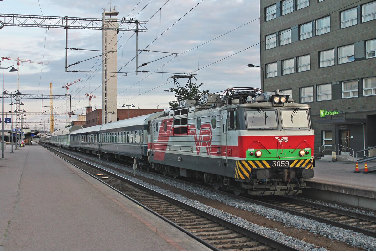 Am Abend des 10.07.2019 stand Sr1 3059 mit ihrem Nachtzug P 263 (Helsinki - Kolari) auf Gleis 1 in den Bahnhof von Tampere stand. Nachdem die Dv12 2648 drei weitere Autotransportwagen an den Zugschluss rangiert hatte, ging die Fahrt weiter in Richtung Norden.