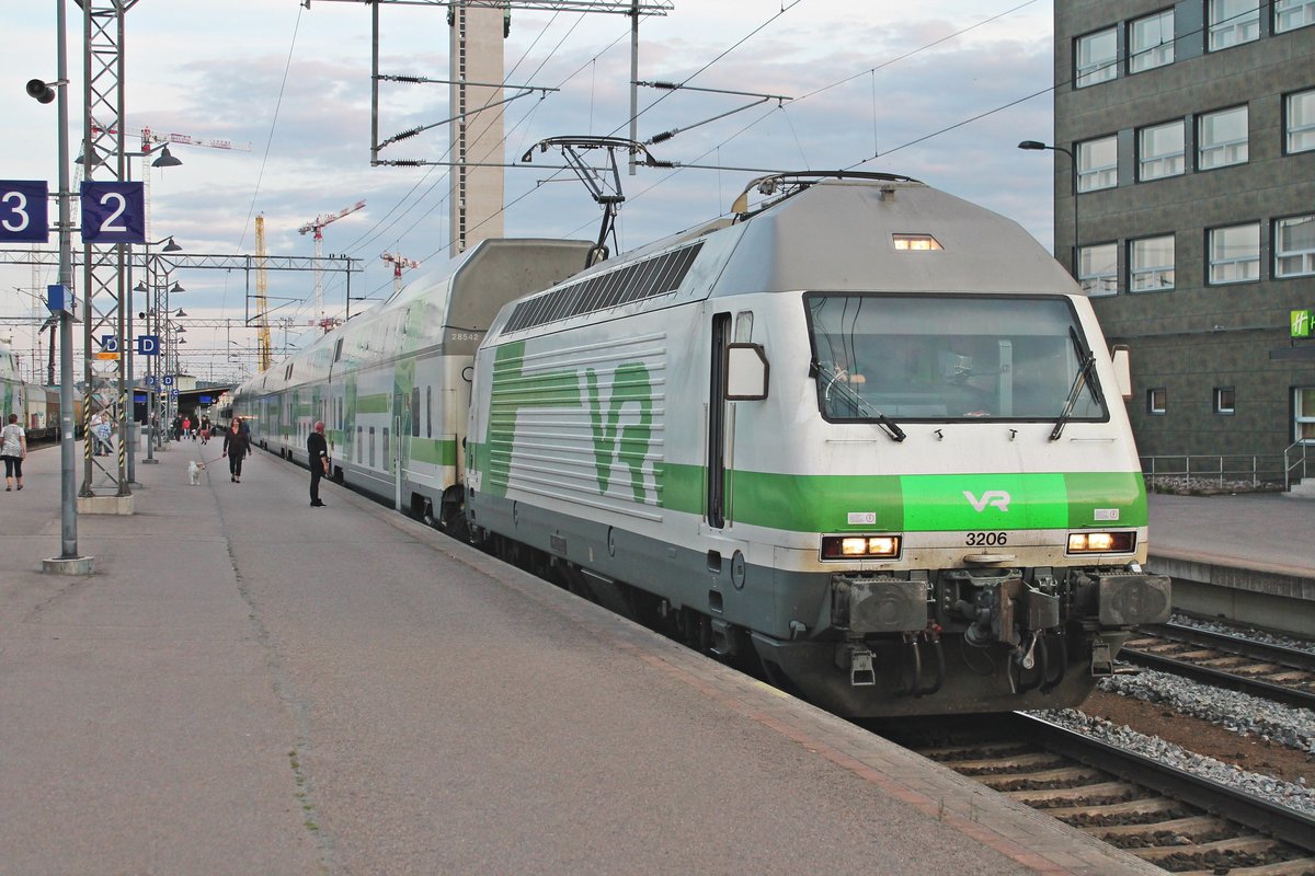 Am Abend des 10.07.2019 stand Sr2 3206 mit dem Nacht-IC 265 (Helsinki - Kemijärvi) auf Gleis 2 im Bahnhof von Tampere und wartete auf ihre Abfahrt in Richtung Norden.