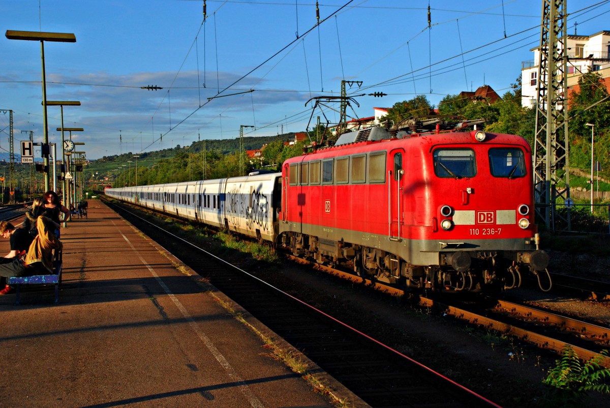 Am Abend des 10.09.2010 stand der euHotra-Testzug mit der 110 236-7 und der 110 210-2 am Zugschluss als Talgo 13008 in Basel Bad Rbf und warten auf die Weiterfahrt.