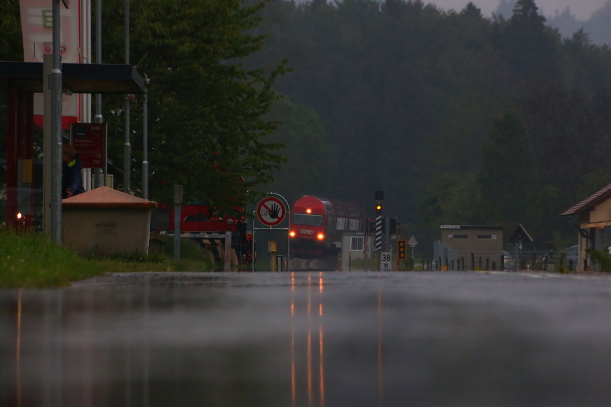 Am Abend des 10.Mai 2016 stellte sich Regenwetter ein . R8567 wird seit einigen Jahren mit den Altbewährten Doppelstockwagen geführt . Hier bei der Einfahrt in die Betriebsstelle Schwanberg.   