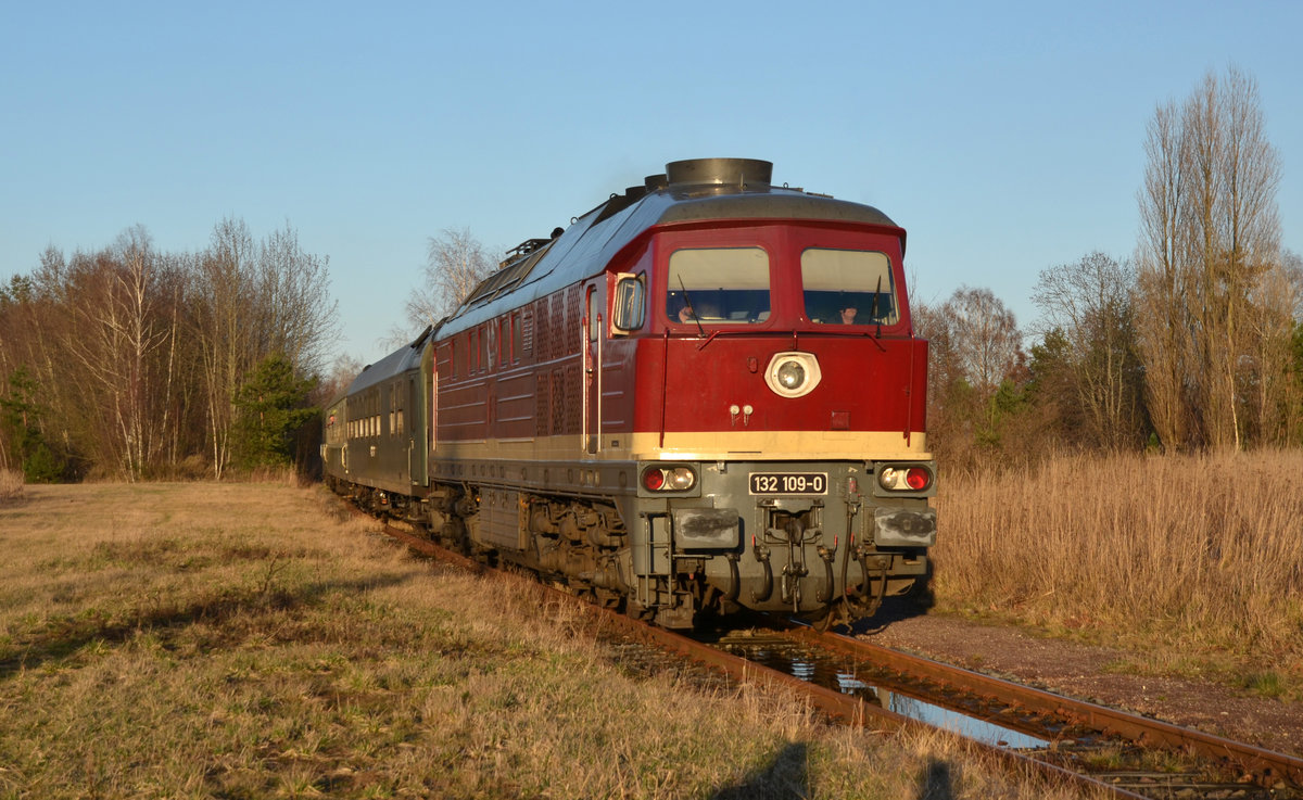 Am Abend des 11.03.17 verlässt 132 109 der LEG mit ihrem Sonderzug nach Leipzig-Plagwitz wieder Ferropolis.