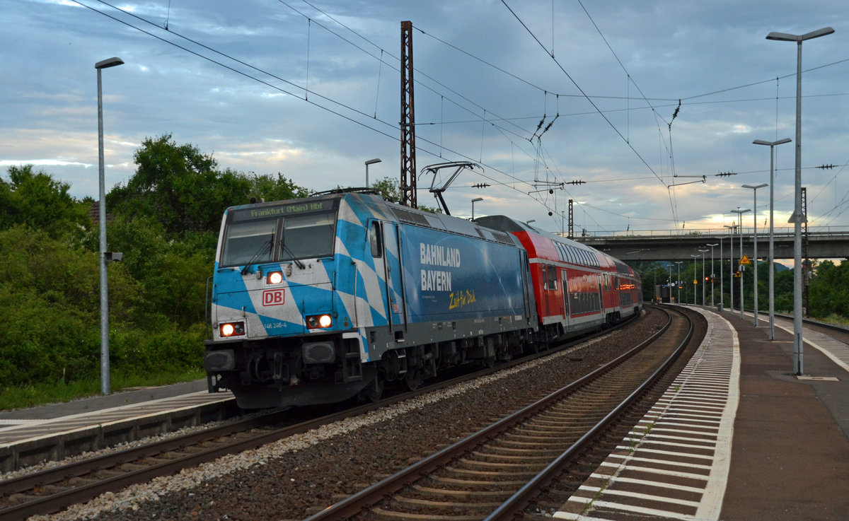 Am Abend des 11.06.17 wartet 146 246 im Bahnhof Retzbach-Zellingen mit ihrem RE auf die Weiterfahrt nach Frankfurt(M).