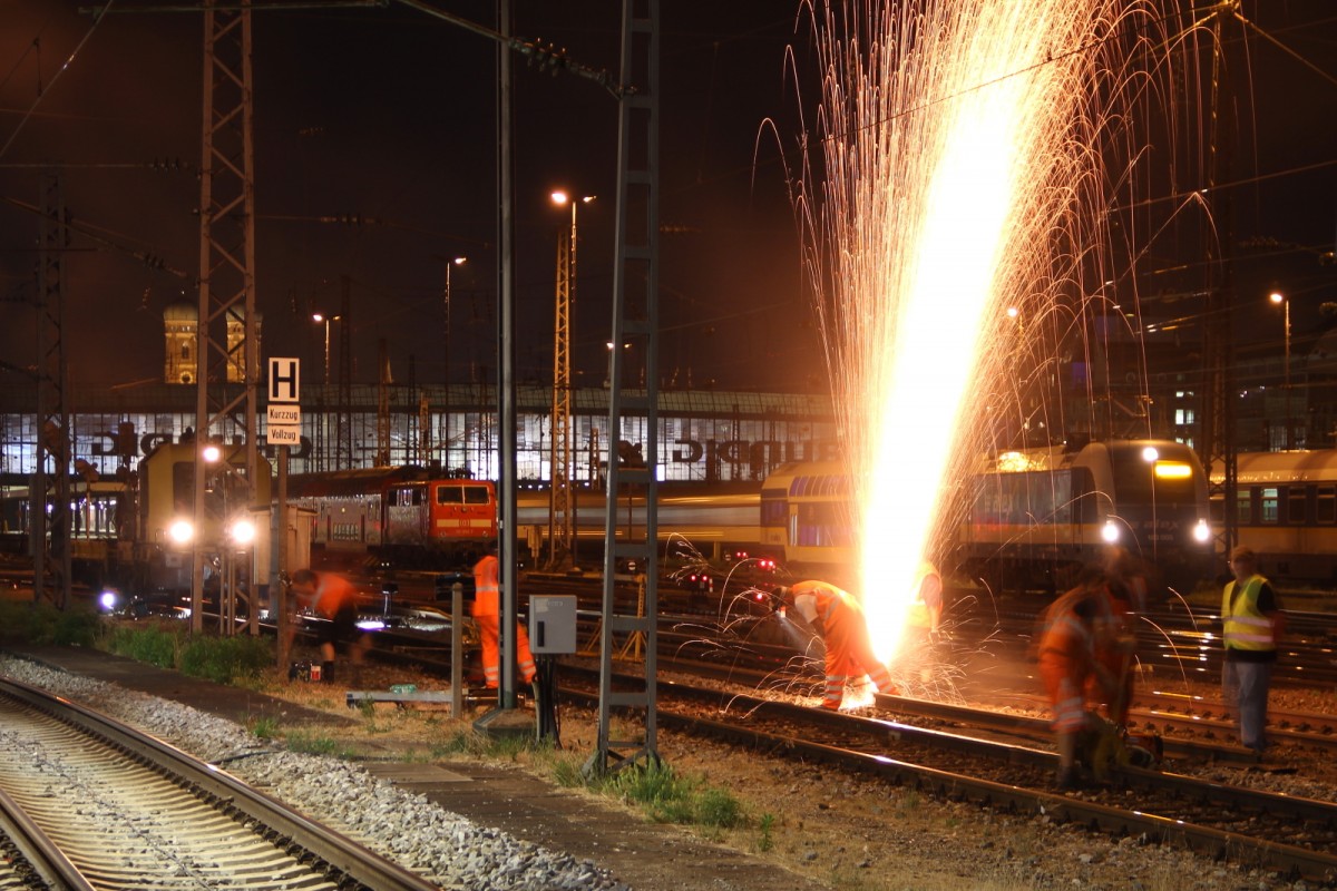 Am Abend des 11.08.2015 wird an der Hackerbrücke in München fleissig geschweisst. im Hintergrund der Hauptbahnhof und die Türme der Frauenkirche.