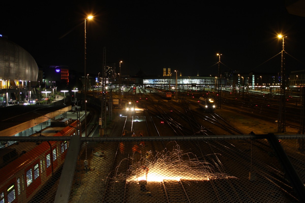 Am Abend des 11.08.2015 wird an der Hackerbrücke in München fleissig geschweisst. im Hintergrund der Hauptbahnhof und die Türme der Frauenkirche.