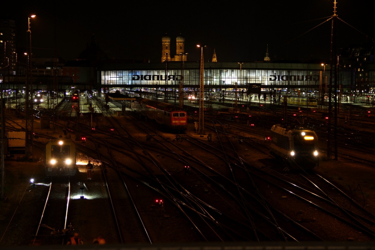 Am Abend des 11.08.2015 wird an der Hackerbrücke in München fleissig geschweisst. im Hintergrund der Hauptbahnhof und die Türme der Frauenkirche.