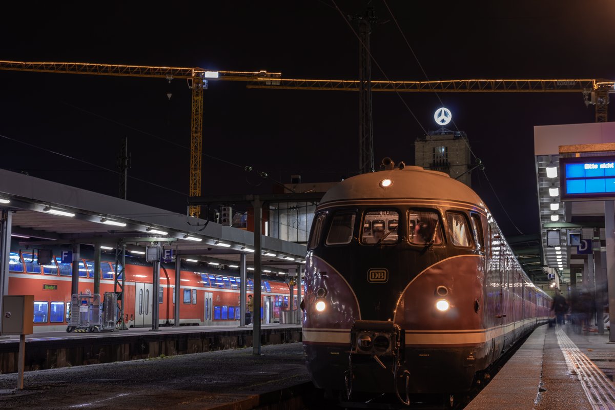 am Abend des 12.03.2020 konnte ich 613(612)506/507 hier am Stuttgarter HBF festhalten. Der Triebwagen war im Rahmen einer überführung aus Henningsdorf in seine Heimat nach Tübingen zurück gefahren