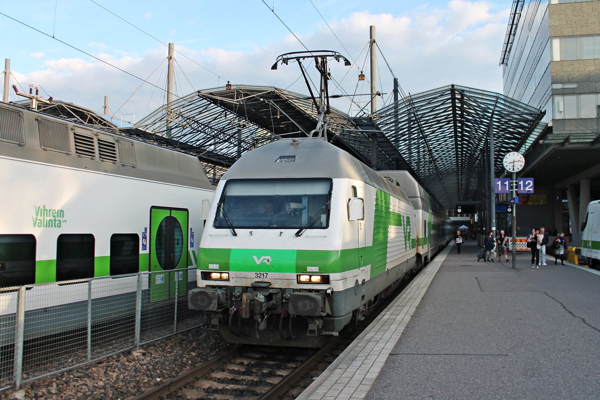 Am Abend des 12.07.2019 stand Sr2 3217 mit ihrer IC-Garnitur auf Gleis 11 im Hauptbahnhof von Helsinki und wartete darauf in Richtung Abstellbahnhof zu fahren. Zuvor kam sie als IC 968 aus Turku an.