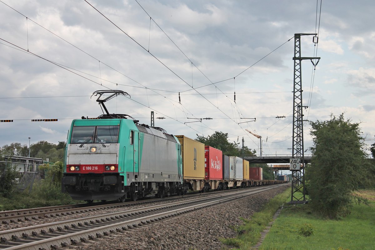 Am Abend des 12.08.2019 fuhr ATLU/RTX E 186 216 mit dem schwach ausgelasteten DGS 44500 (Basel Bad Rbf - Kaldenkirchen) beim Haltepunkt von Auggen über die KBS 702 durchs Rheintal in Richtung Freiburg (Breisgau).