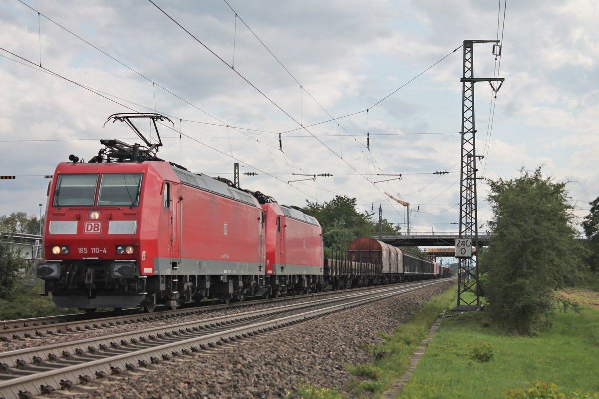 Am Abend des 12.08.2019 fuhr 185 110-4 zusammen mit der Wagenlok 185 093-2 und ihrem gemischten Güterzug (Chiasso Smistamento - Mannheim Rbf) südlich vom Hp. Auggen über die KBS 702 durchs Markgräflerland gen Müllheim (Baden).