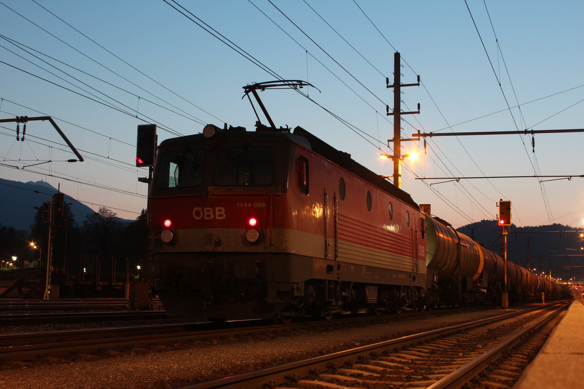 Am Abend des 12.10.2018 steht die 1144 099 mit als Nachschiebe-Tfz für den GAG47225 in Gloggnitz und wartet auf die Abfahrt.