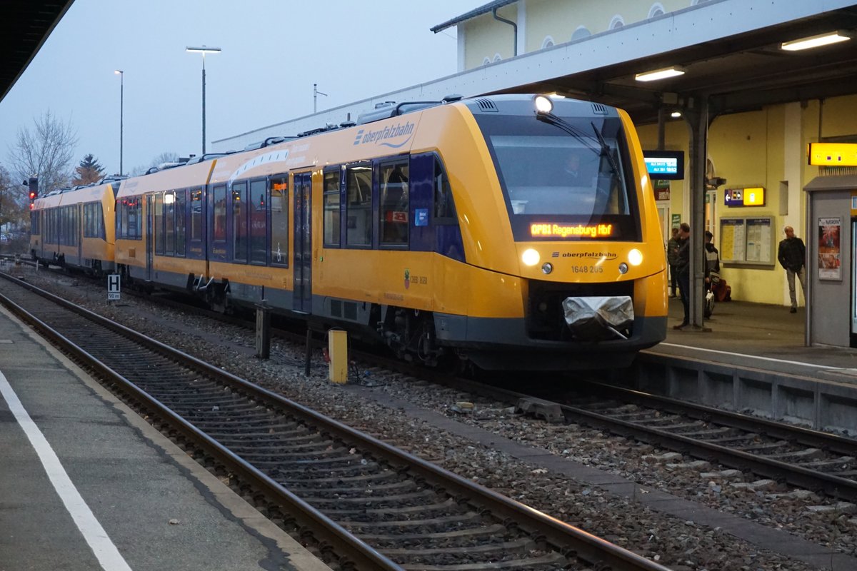 Am Abend des 12.11.2018 steht Oberpfalzbahn 1648 205 und 1648 ??? zur Abfahrt nach Regensburg im Bahnhof Schwandorf.