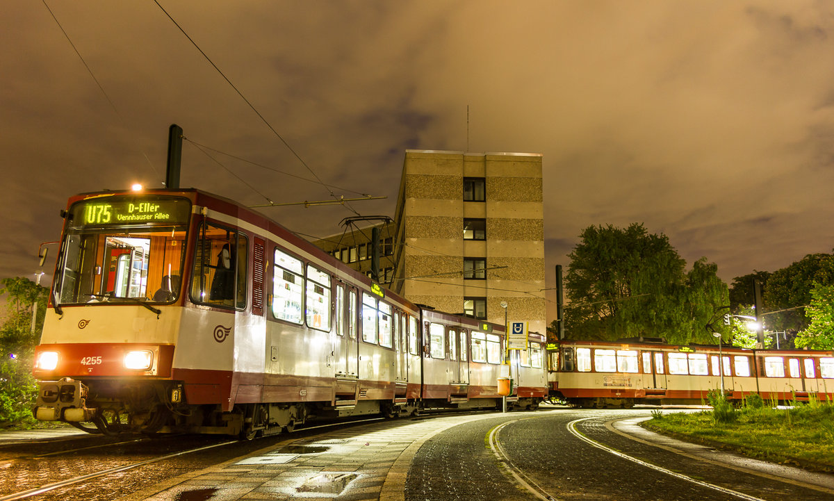 Am Abend des 12.5.2017 stehen die B-Wagen 4255 und 4012 aufgrund von Gleisbauarbeiten in der Wendeschleife am Rheinbahnhaus, und warten auf ihre Rückfahrt nach Eller
