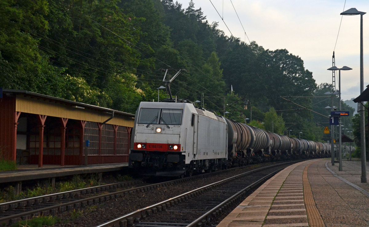 Am Abend des 13.06.16 schleppte 186 139, mittlerweile im Dienst für die ITL stehend, einen Kesselwagenzug durch Stadt Wehlen Richtung Bad Schandau.